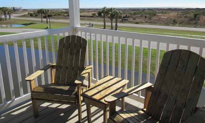 Ocean Isle Beach Villa | ¡NUEVO LISTADO! "Vista al mar" club de la piscina con vista al mar, amistoso para perros, ¡solo actualizado!