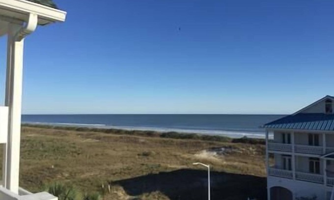 Ocean Isle Beach Villa | Villa con vista al mar sin obstáculos recién renovada, se admiten perros, todos los muebles nuevos