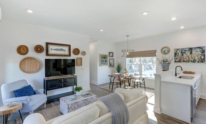 Thunderbolt Condominio | Cotton Bleu- Coastal Convenience & Close to SAV by Lucky Savannah
