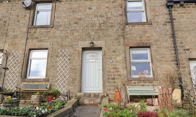 Preston Cabaña | COTTON FOX COTTAGE, pet friendly, with open fire in Garstang