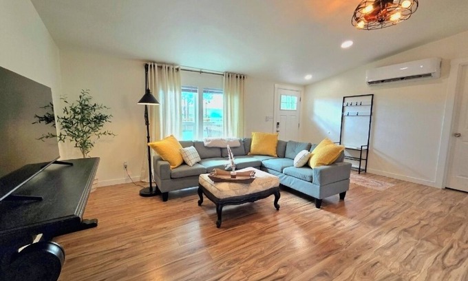 Montrose Cabaña | Cottonwood Cottage - lovely home on 2 country acres, large yard, tons of parking