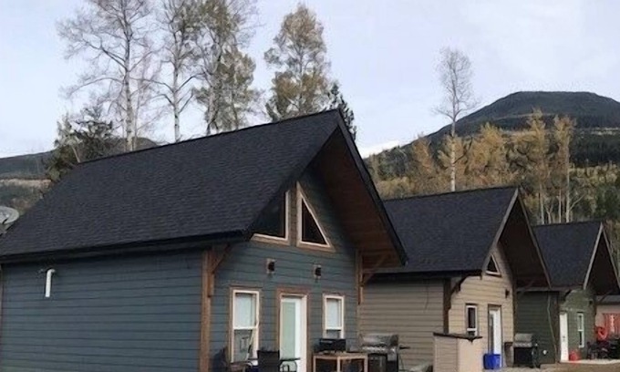 Valemount Cabina | Cougar Mountain Lodge (Cozy Mini Chalets/Cabins)