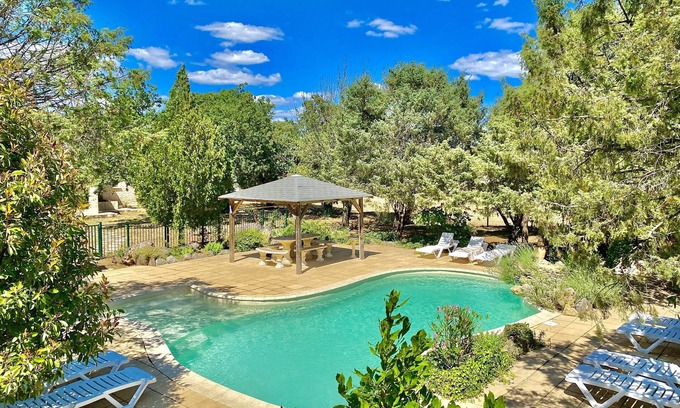 Montaren-et-Saint-Mediers Villa | Casa de campo con piscina y jacuzzi. WIFI gratuito.