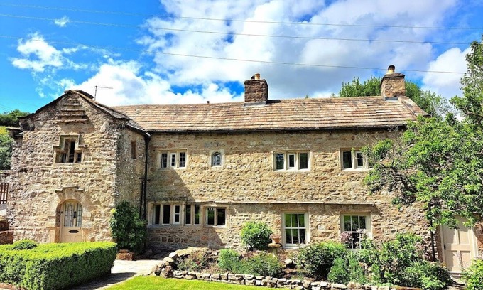 Worton Casa | Countersett Hall, beautiful Dales historic manor house near large lake