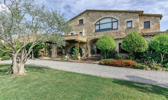 Llampaies Casa | Casa rural 'Cal Secretari' con piscina compartida, terraza privada y Wi-Fi