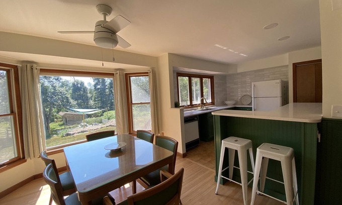 Saunderstown Casa | Country Beach Hideaway -10 min to Narragansett/Newport and beautiful RI beaches!