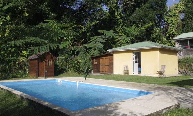 Petit-Bourg Casa | Tranquilo bungalow campestre con piscina