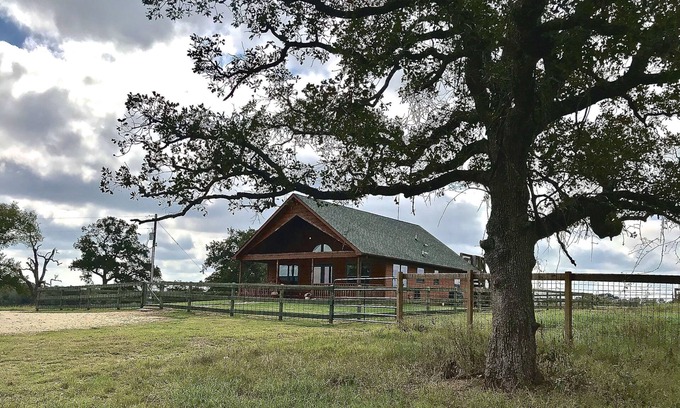 Luling Cabina | ¡Escapada a la cabaña del país en 100 acres!