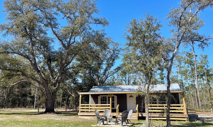 Clarksville Cabina | Country Cabin in Private Setting