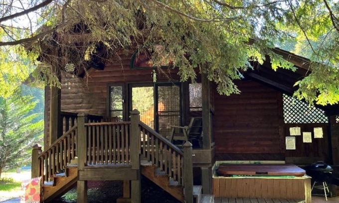 Lansing Cabina | Country Cabin within minutes of the New River Gorge National Park & Preserve.