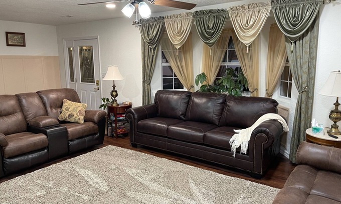 Mountain Grove Casa | Country Charm! Billiards and Ping Pong Table & Sunroom, Spacious & Sleeps 14!
