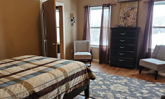 Fremont County Cama Y Desayuno | Country Charm in Sidney, Iowa. 56 acres of hiking and pet friendly.