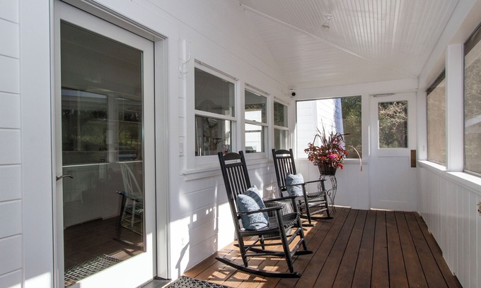 Healdsburg Casa | Country chic cottage and connected water tower next to Jordan winery