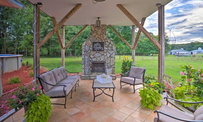 Waxhaw Apartamento | Country-Chic Studio with Pool and Stable Access!