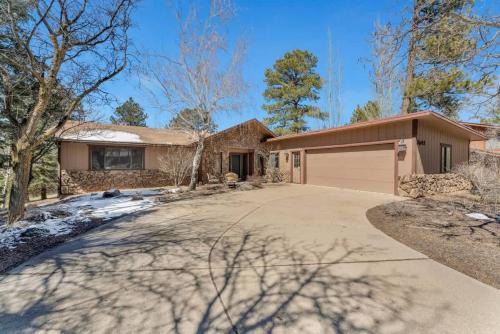 Flagstaff Casa | Country Club Cabin with Hot Tub