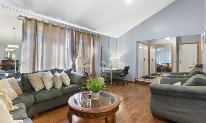 Tinley Park Casa | Country Club Hills Rental
