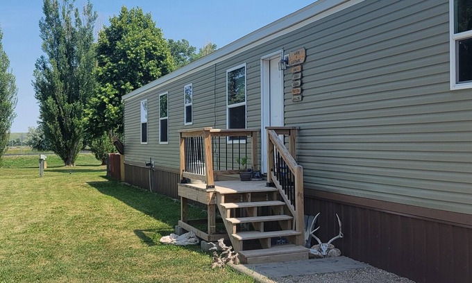 Deadwood Casa | Country Comfort! Cozy 4-bedroom mobile home in quiet Saint Onge with WiFi, AC!