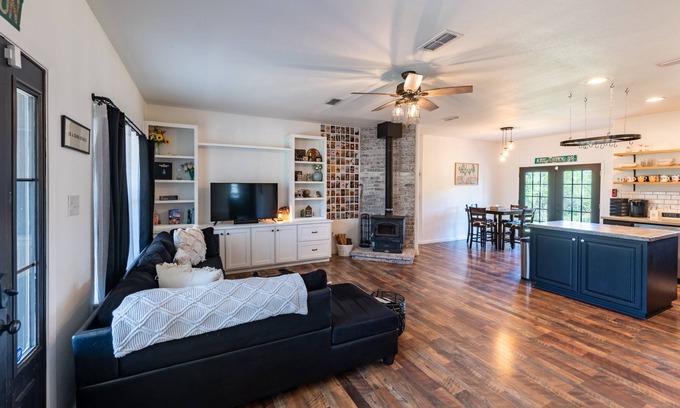 Hico Casa | Country Comfort with a Fireplace