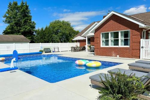 Winesburg Casa | Country Comfort with Pool Family & Groups