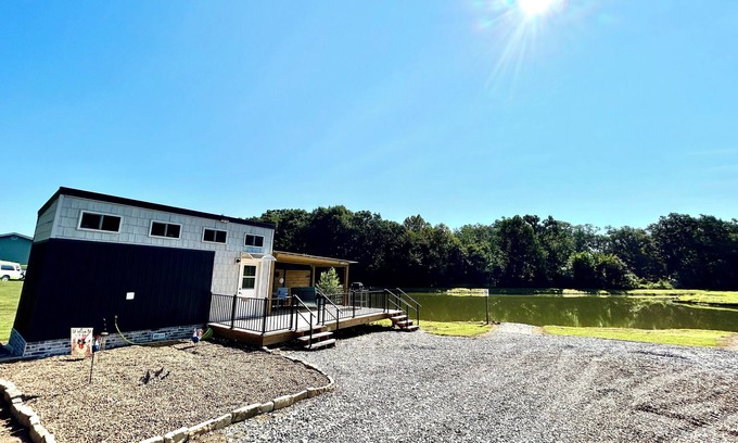 Fulton Cabina | Country Container Tiny House. Experience peace by the water & native wildlife!