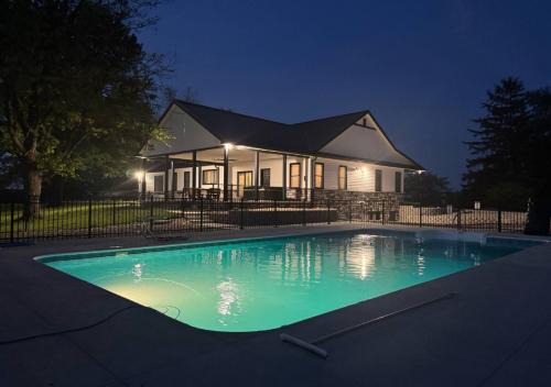 Fairview  Highland County Casa | Country Cornerstone Retreat with Pool, Game Room, Theater, Hot Tub, Massage