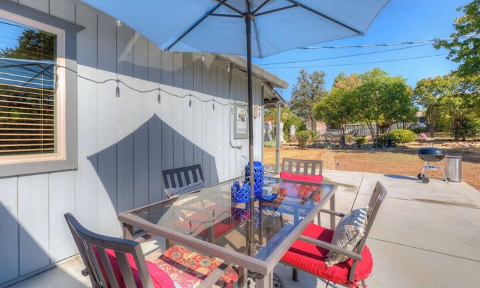 Oroville Casa | Country Cottage-1/4 acre fenced/gated, lots of parking, huge outdoor patio/yard