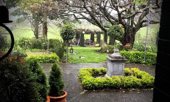 Tauranga Casa | Country cottage and small wedding venue set in divine garden setting.