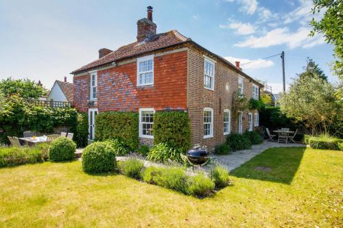 Sidlesham Casa | Country cottage in pretty village quay views