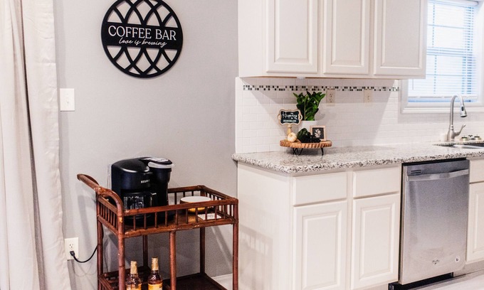 Broussard Cabaña | Country Cottage King Suite 7mi to Youngsville Sport Complex in Broussard, LA