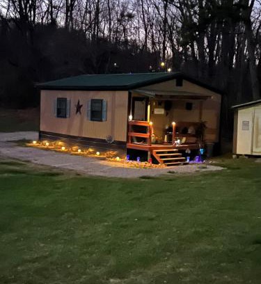 Sloans Valley Villa | Country Cottage Love Nest Lake Cumberland Queen Bed
