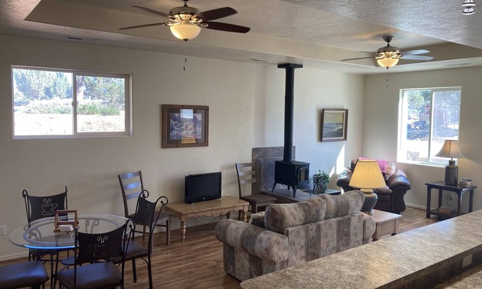 New Harmony Cabaña | Country Cottage @ The Killian Family Farm
