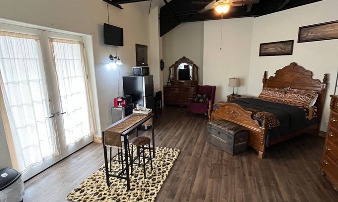 Denton Apartamento | Country, Cows & Fishing Lake Studio- 2nd floor