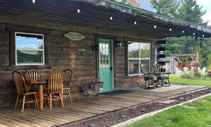 Merrillan Cabina | Country Creek Retreat: cozy 2-bedroom cabin with AC, WiFi, & forested privacy