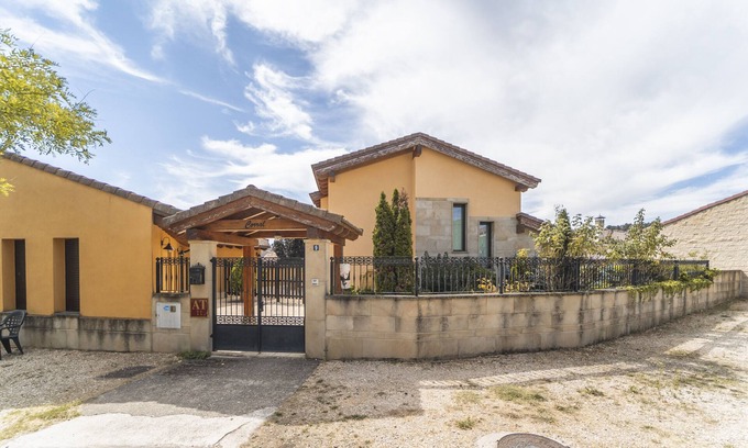 Espeja de San Marcelino Casa | Casa rural 'Rural Iglesia 1' con terraza compartida, jardín privado y balcón