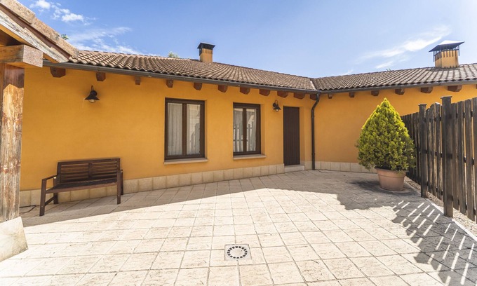 Espeja de San Marcelino Casa | Casa rural 'Rural Iglesia 3' con terraza compartida, jardín privado y balcón