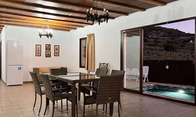 Villanueva del Trabuco Villa | Casa rural 'Cortijo Borreguero' con vistas a la montaña, piscina privada y Wi-Fi