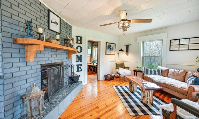Gilbertsville Cabina | Country Escape: Log Cabin Near Kentucky Lake!