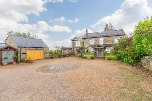 Otley Casa | Country Farmhouse - swim spa hot tub- bbq hut