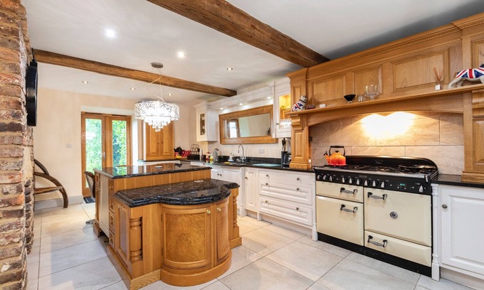 Otley Casa | Country Farmhouse - Swim spa hot Tub- bbq hut