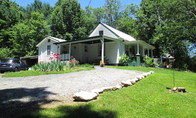 Elizabethton Casa | Country Farmhouse, Bristol Casino/Drag Races, Rhym-Root's concert, Hiking/Biking
