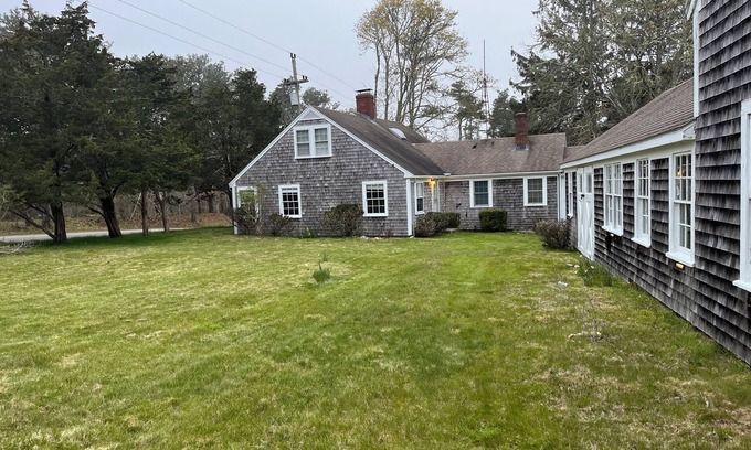 West Tisbury Casa | Country Farmhouse, Old Vineyard charm, New Amenities, Central AC, 2 King beds.