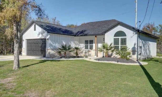 Bastrop Casa | Country feel in this open plan 3 bed/2 bath home.