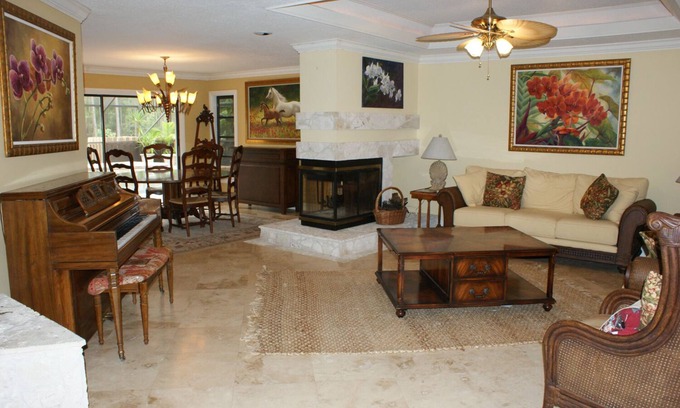 Hunt Club Cama Y Desayuno | Country Garden Room with Water Garden feature and Queen Bed.