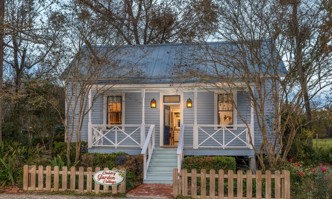 Rayne Cabaña | Country Garden Cottage: Charming Private Cottage in Cajun Country with Lake Views & Jetted Tub