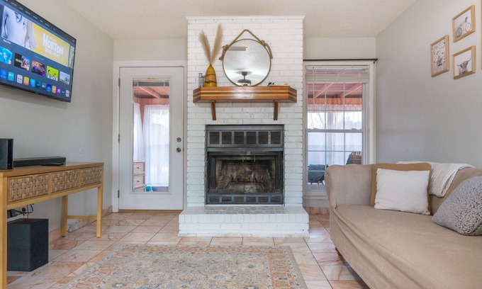 Enterprise Casa | Country Gardens- spacious yard 5 minutes from downtown!