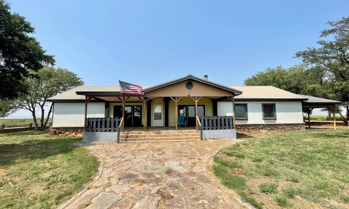Dimmitt Casa | 💚Country Get Away💤Horse &Pet friendly King Beds