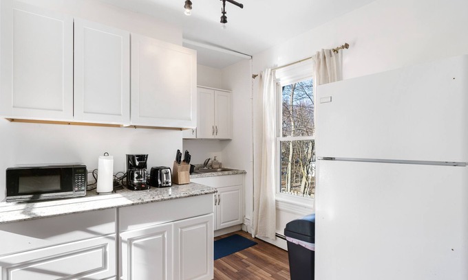 Poughkeepsie Casa | Country Getaway| Free parking | Centrally Located