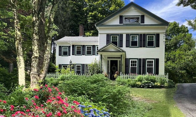 East Hampton Casa | Country getaway in 2 family home, huge yard & grounds, minutes from lakes & more