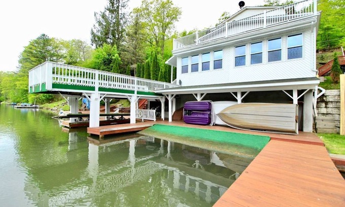 Hancock Apartamento | Country Getaway: Upper House with lake access