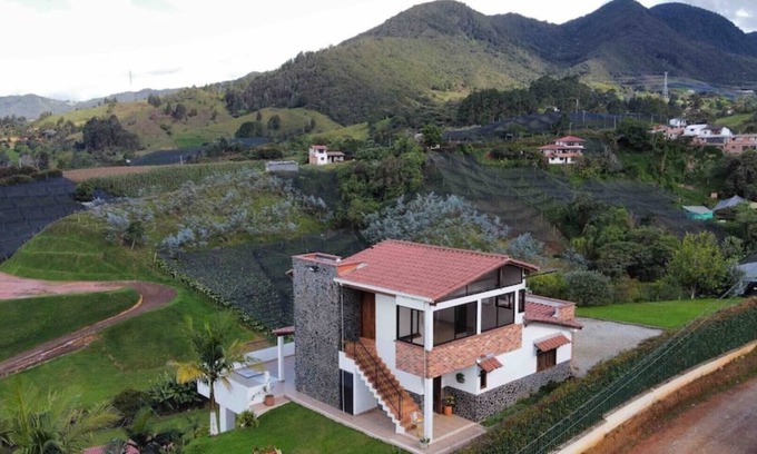 El Carmen de Viboral Casa | Casa de campo rodeada de naturaleza